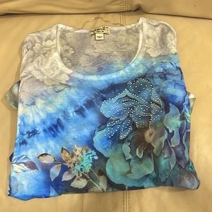 Hey! I’m selling this blue long sleeve shirt, Size M. Brand Name: One World.